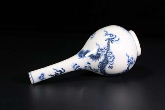 Qing Dynasty blue and white porcelain dragon pattern long neck bottle - photo 3
