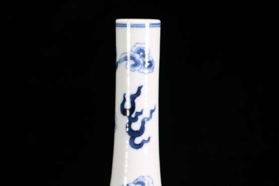 Qing Dynasty blue and white porcelain dragon pattern long neck bottle - Foto 5
