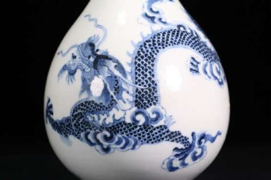 Qing Dynasty blue and white porcelain dragon pattern long neck bottle - photo 6