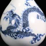 Qing Dynasty blue and white porcelain dragon pattern long neck bottle - Foto 6