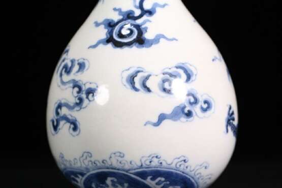 Qing Dynasty blue and white porcelain dragon pattern long neck bottle - photo 7