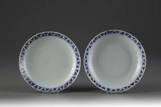 China Qing Dynasty a pair of blue and white porcelain plate - фото 1