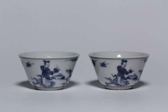 A pair of Ming Dynasty blue and white porcelain cups - фото 2