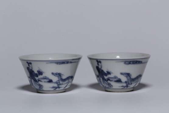 A pair of Ming Dynasty blue and white porcelain cups - photo 3