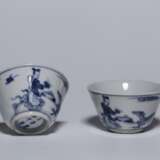 A pair of Ming Dynasty blue and white porcelain cups - фото 4