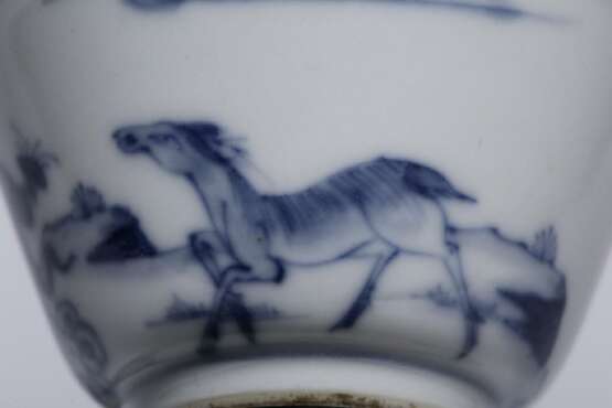 A pair of Ming Dynasty blue and white porcelain cups - photo 6