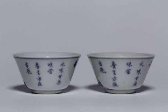 A pair of Ming Dynasty blue and white porcelain cups - фото 8
