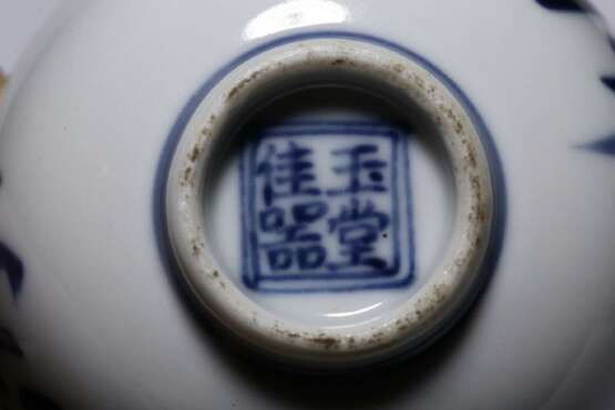 A pair of Ming Dynasty blue and white porcelain cups - фото 9