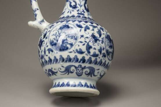 A blue and white ewer - photo 3