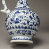 A blue and white ewer - Foto 3