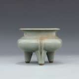 Song Dynasty Official kiln Green glaze Three-legged stove - фото 1