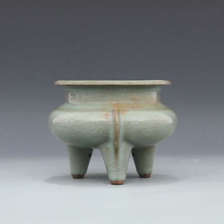 Song Dynasty Official kiln Green glaze Three-legged stove - photo 1