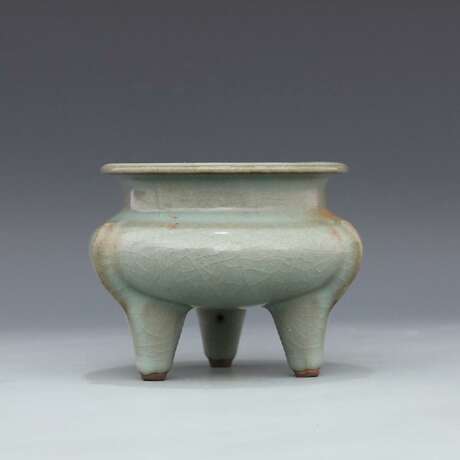 Song Dynasty Official kiln Green glaze Three-legged stove - photo 2