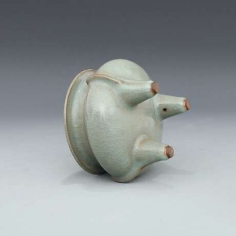 Song Dynasty Official kiln Green glaze Three-legged stove - photo 5