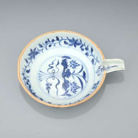 Yuan Dynasty Blue and white porcelain Lotus pattern container - фото 5