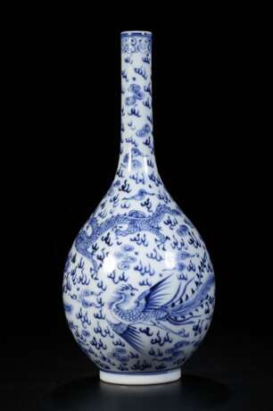 19th Century Blue and White Porcelain Dragon Phoenix Cloud Pattern Long Neck Bottle - Foto 2