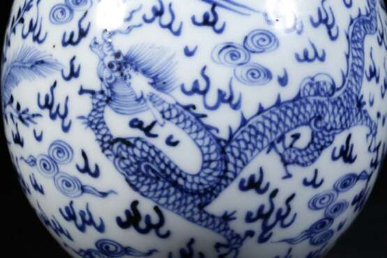 19th Century Blue and White Porcelain Dragon Phoenix Cloud Pattern Long Neck Bottle - Foto 4