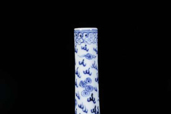 19th Century Blue and White Porcelain Dragon Phoenix Cloud Pattern Long Neck Bottle - Foto 5