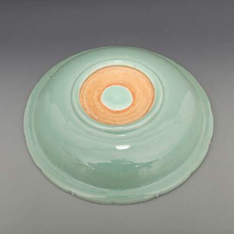 Song Dynasty Longquan Kiln Green glaze Dragon pattern Big plate - photo 3
