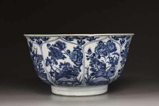 A large blue and white 'floral' bowl - фото 3