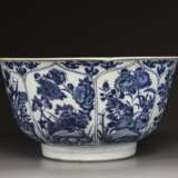 A large blue and white 'floral' bowl - photo 3