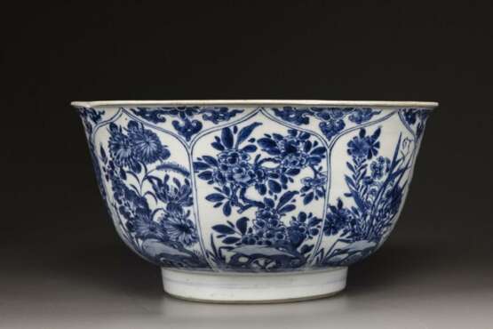 A large blue and white 'floral' bowl - photo 4