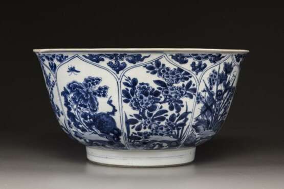 A large blue and white 'floral' bowl - фото 6