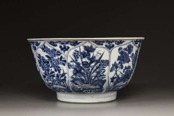 A large blue and white 'floral' bowl - photo 7