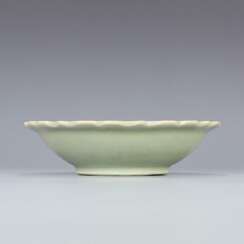 China Song Dynasty Longquan Kiln Green glaze Carving flower plate