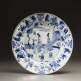 A blue and white plate - Foto 1