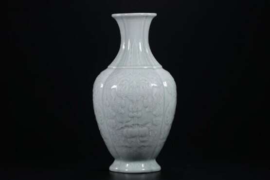 Qing Dynasty Qianlong powder green glaze engraving flower ornamental bottle - фото 1