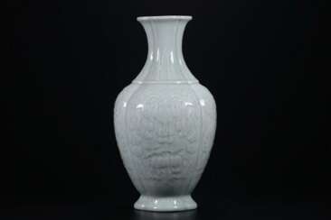 Qing Dynasty Qianlong powder green glaze engraving flower ornamental bottle