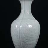 Qing Dynasty Qianlong powder green glaze engraving flower ornamental bottle - Foto 2