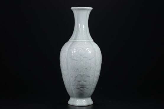 Qing Dynasty Qianlong powder green glaze engraving flower ornamental bottle - фото 3