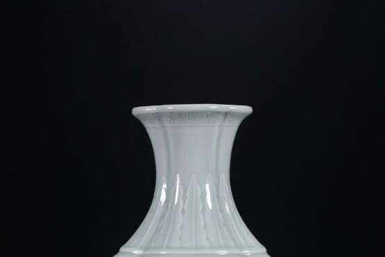 Qing Dynasty Qianlong powder green glaze engraving flower ornamental bottle - Foto 4