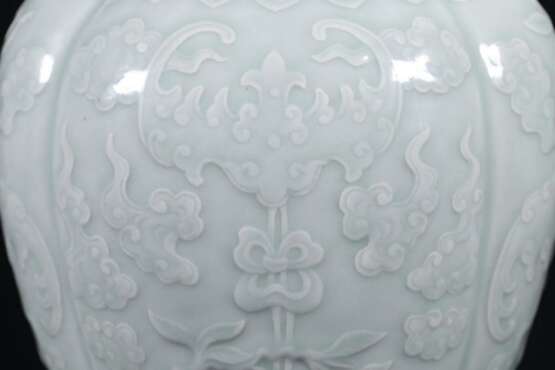 Qing Dynasty Qianlong powder green glaze engraving flower ornamental bottle - Foto 5