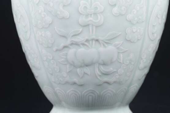 Qing Dynasty Qianlong powder green glaze engraving flower ornamental bottle - photo 6