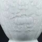 Qing Dynasty Qianlong powder green glaze engraving flower ornamental bottle - фото 6