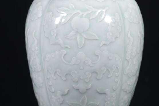Qing Dynasty Qianlong powder green glaze engraving flower ornamental bottle - Foto 7