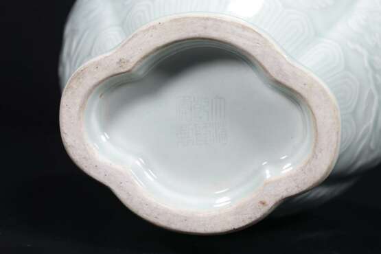 Qing Dynasty Qianlong powder green glaze engraving flower ornamental bottle - Foto 9