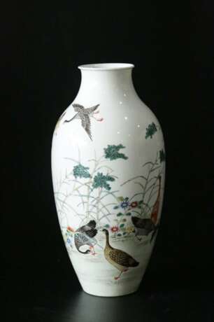 Qing Dynasty Qianlong pastels glaze geese reed ornamental bottle - фото 2
