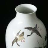 Qing Dynasty Qianlong pastels glaze geese reed ornamental bottle - photo 3