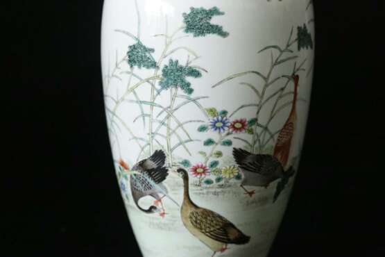 Qing Dynasty Qianlong pastels glaze geese reed ornamental bottle - фото 5