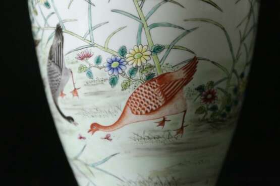 Qing Dynasty Qianlong pastels glaze geese reed ornamental bottle - фото 7