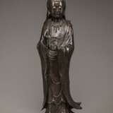 A large bronze figure of Guanyin - photo 1
