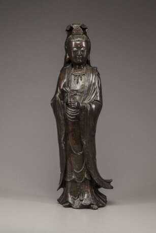 A large bronze figure of Guanyin - photo 1