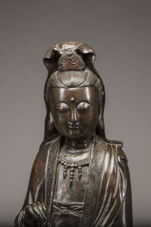 A large bronze figure of Guanyin - фото 2