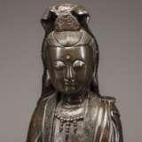 A large bronze figure of Guanyin - фото 2