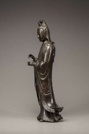A large bronze figure of Guanyin - фото 3