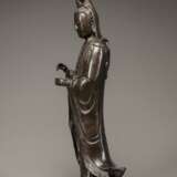 A large bronze figure of Guanyin - photo 3